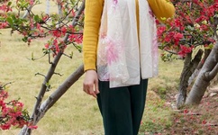 大叔举红酒杯做核酸